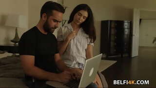 Slutty buhok nagkinahanglan sa usa ka dako nga manok sa tuy-ora ang iyang pussy