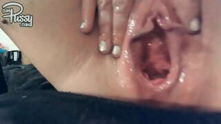 Malawak na baguhan puke ay tumatagal ng isang malaking dildo