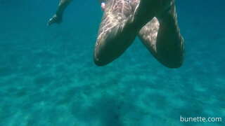 سوئمنگ کے ساتھ میرے بٹ پلگ سمندر میں