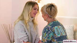 Вялікія цыцкі милф ліжа азадак маленькай сисястой лесбиянке