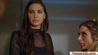 Charlotte Stokely satisfacer as súas necesidades e ela aínda axudar Silvia Saige