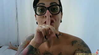 Një grua zgjohet në shtyp dhe përfundon me qumësht dripping poshtë në anën