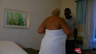 Andre Onyxx madarikatu bere masaje terapeuta