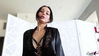 Сэксуальная Брунэтка Заглынае Вялікі Член і Горача Трахацца на рак, пакуль не канчае ў рот