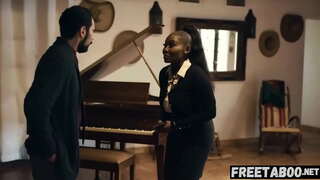 Vyděšená Prsatá Realitní Agentka Šuká Klienta, Aby Uzavřel Dohodu