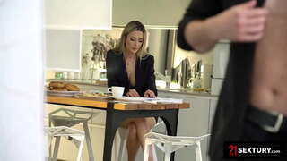 ���ුමේනියානු බබා ප්රේම හොඳ Assfucking ආරම්භ කිරීමට ඇය දින