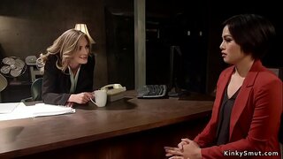 ���៍នតង់ស្រលាញ់ស្រីរន្ធគូថ fucks ដ្តីអន្រ្តីជាមួយនឹងខ្សែនៅលើផ្អៀង