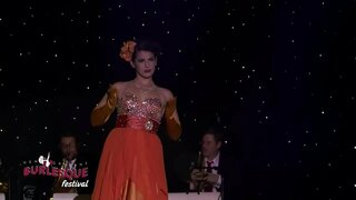 Yangi Orlean burlesk festivalida Renee bayrami