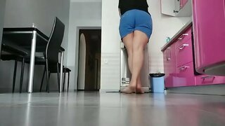 Manmi jwe sou kwizin. Trè horny ak pussy mouye